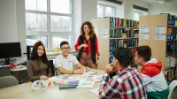 Pedagogika szkoły | Studia I stopnia w Bydgoszczy | Uniwersytet WSB Merito Bydgoszcz: studenci w bibliotece Uniwersytetu WSB Merito Bydgoszcz