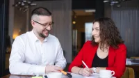 Psychologia kryzysu i zdrowia psychicznego | Studia podyplomowe w Bydgoszczy | Uniwersytet WSB Merito Bydgoszcz: uczestnicy studiów podyplomowych pracują nad projektem - Uniwersytet WSB Merito Bydgoszcz