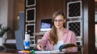 HR Menedżer | Studia podyplomowe w Bydgoszczy | Uniwersytet WSB Merito Bydgoszcz: Główna grafika: Toruń - studia podyplomowe - Uczestniczka studiów podyplomowych podczas zajęć