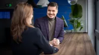 Windykacja i zarządzanie wierzytelnościami | Studia podyplomowe w Bydgoszczy | Uniwersytet WSB Merito Bydgoszcz: Główna grafika: Toruń - studia podyplomowe - Uczestnicy studiów podyplomowych podczas rozmowy