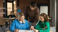 Pedagogika resocjalizacyjna | Studia II stopnia w Bydgoszczy | Uniwersytet WSB Merito Bydgoszcz: Grupa studentów pracująca nad projektem