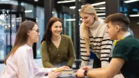 Zarządzanie projektem – Junior Project Manager | Studia II stopnia w Bydgoszczy | Uniwersytet WSB Merito Bydgoszcz: Grupa studentów pracująca nad projektem