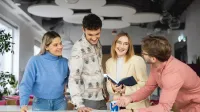 Bankowość i finanse cyfrowe | Studia II stopnia w Bydgoszczy | Uniwersytet WSB Merito Bydgoszcz: Grupa studentów pracująca nad projektem