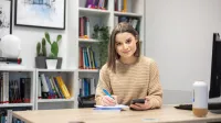 Podatki i doradztwo podatkowe | Studia II stopnia w Bydgoszczy | Uniwersytet WSB Merito Bydgoszcz: Studentka pisząca notatki