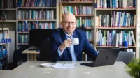 Master of Business Administration | Studia MBA w Bydgoszczy | Uniwersytet WSB Merito Bydgoszcz: uczestnik MBA w bibliotece przy kawie 