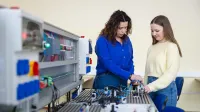 Automatyzacja i robotyzacja procesów | Studia II stopnia w Bydgoszczy | Uniwersytet WSB Merito Bydgoszcz: Główna grafika: Bydgoszcz-studia I stopnia-studenci podczas zajęć w pracowni