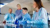 Ekokosmetyka | Studia I stopnia w Bydgoszczy | Uniwersytet WSB Merito Bydgoszcz: Główna grafika: Bydgoszcz-studia podyplomowe-studenci podczas zajęć