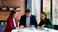 Zarządzanie zespołami rozproszonymi | Studia podyplomowe w Bydgoszczy | Uniwersytet WSB Merito Bydgoszcz: Główna grafika: Bydgoszcz-studia podyplomowe-studenci podczas zajęć