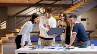 Digital Marketing | Studia II stopnia w Bydgoszczy | Uniwersytet WSB Merito Bydgoszcz: Główna grafika: Bydgoszcz-studia I stopnia-studenci podczas tworzenia projektu