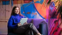 Projektowanie UX i UI | Studia I stopnia w Bydgoszczy | Uniwersytet WSB Merito Bydgoszcz: Główna grafika: Bydgoszcz-studia I stopnia-studentka podczas tworzenia projektu