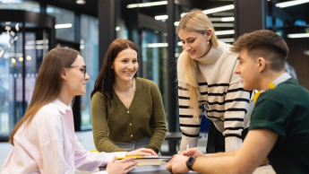 Projektowanie UX i UI | Studia I stopnia w Bydgoszczy | Uniwersytet WSB Merito Bydgoszcz: grupa osób