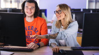 Prawo nowoczesnych technologii i cyberbezpieczeństwo | Studia II stopnia w Bydgoszczy | Uniwersytet WSB Merito Bydgoszcz: Główna grafika: Bydgoszcz-studia I stopnia-studenci podczas zajęć