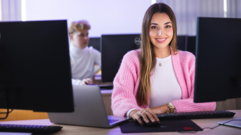 Cyberbezpieczeństwo | Studia II stopnia ze studiami podyplomowymi  | Uniwersytet WSB Merito Bydgoszcz: Główna grafika: Bydgoszcz-studia I stopnia-studenci podczas zajęć