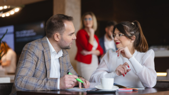 Nowoczesne przywództwo w biznesie | Studia podyplomowe w Bydgoszczy | Uniwersytet WSB Merito Bydgoszcz: Główna grafika: Toruń - studia podyplomowe - Uczestnicy studiów podyplomowych podczas zajęć