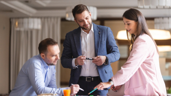 Social media i influencer marketing | Studia podyplomowe w Bydgoszczy | Uniwersytet WSB Merito Bydgoszcz: Główna grafika: Toruń - studia podyplomowe - Uczestnicy studiów podyplomowych podczas zajęć