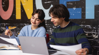 Bankowość i finanse cyfrowe | Studia II stopnia w Bydgoszczy | Uniwersytet WSB Merito Bydgoszcz: Studenci pracujący przy komputerze