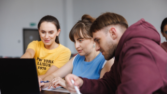 Informatyka w biznesie | Studia II stopnia w Bydgoszczy | Uniwersytet WSB Merito Bydgoszcz: Studenci w projekcie grupowym