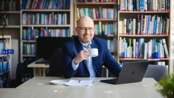 Master of Business Administration | Studia MBA w Bydgoszczy | Uniwersytet WSB Merito Bydgoszcz: uczestnik MBA w bibliotece przy kawie 