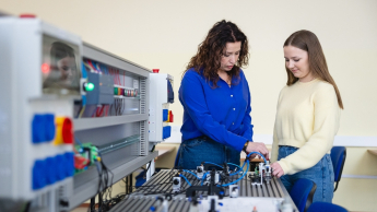 Automatyzacja i robotyzacja procesów | Studia II stopnia w Bydgoszczy | Uniwersytet WSB Merito Bydgoszcz: Główna grafika: Bydgoszcz-studia I stopnia-studenci podczas zajęć w pracowni