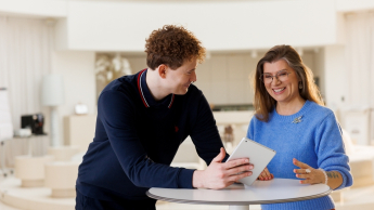 HR Business partner z controllingiem personalnym | Studia podyplomowe w Bydgoszczy | Uniwersytet WSB Merito Bydgoszcz: Główna grafika: Bydgoszcz-studia podyplomowe-studenci podczas zajęć
