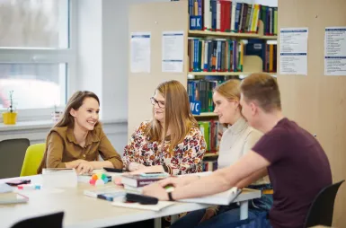 Biblioteka | Uniwersytet WSB Merito Bydgoszcz: Główne zdjęcie: Szkoły - Uniwersytet WSB Merito Bydgoszcz - studenci podczas nauki w uczelnianej bibliotece
