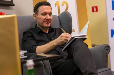 19 listopada | Premiera książki Tomasza Gordona - „12 nawyków szefa doskonałego” | Uniwersytet WSB Merito Bydgoszcz: Premiera książki Tomasza Gordona „12 nawyków szefa doskonałego” – Tomasz Gordon podpisujący książki