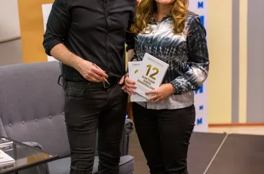 19 listopada | Premiera książki Tomasza Gordona - „12 nawyków szefa doskonałego” | Uniwersytet WSB Merito Bydgoszcz: Premiera książki Tomasza Gordona „12 nawyków szefa doskonałego” – Tomasz Gordon podpisujący książki
