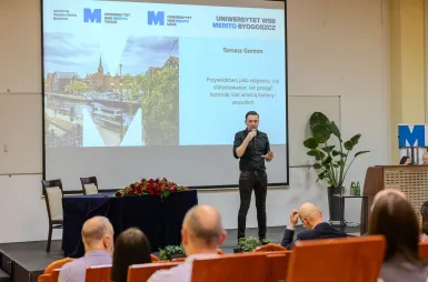 Inauguracja studiów MBA 2025/2026 [GALERIA ZDJĘĆ] | Aktualności | Uniwersytet WSB Merito Bydgoszcz: Inauguracja studiów MBA – wykład inauguracyjny prowadzi Tomasz Gordon