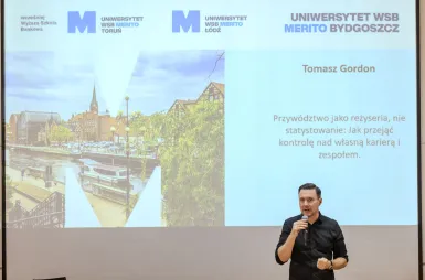 Inauguracja studiów MBA 2025/2026 [GALERIA ZDJĘĆ] | Aktualności | Uniwersytet WSB Merito Bydgoszcz: Inauguracja studiów MBA – wykład inauguracyjny prowadzi Tomasz Gordon