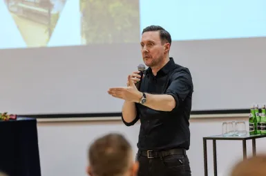 Inauguracja studiów MBA 2025/2026 [GALERIA ZDJĘĆ] | Aktualności | Uniwersytet WSB Merito Bydgoszcz: Inauguracja studiów MBA – wykład inauguracyjny prowadzi Tomasz Gordon