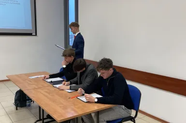 Debata oksfordzka w ramach Kujawsko‑Pomorskiej Ligi Debat na Uniwersytecie WSB Merito Bydgoszcz | 18.12.2025 [GALERIA ZDJĘĆ] | Aktualności | Uniwersytet WSB Merito Bydgoszcz: uczestnicy debaty oksfordzkiej