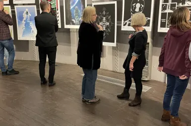 Wystawa prac studentów kierunku design w biznesie | 06.02–03.03.2026 [GALERIA ZDJĘĆ] | Aktualności | Uniwersytet WSB Merito Bydgoszcz: uczestnicy wernisażu prac studentów kierunku design w biznesie