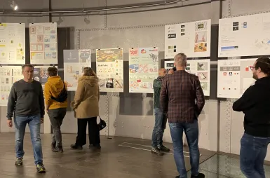 Wystawa prac studentów kierunku design w biznesie | 06.02–03.03.2026 [GALERIA ZDJĘĆ] | Aktualności | Uniwersytet WSB Merito Bydgoszcz: uczestnicy wernisażu prac studentów kierunku design w biznesie