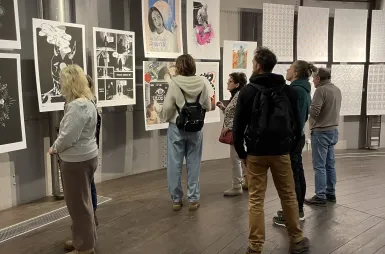 Wystawa prac studentów kierunku design w biznesie | 06.02–03.03.2026 [GALERIA ZDJĘĆ] | Aktualności | Uniwersytet WSB Merito Bydgoszcz: uczestnicy wernisażu prac studentów kierunku design w biznesie