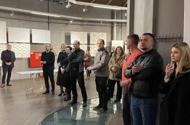 Wystawa prac studentów kierunku design w biznesie | 06.02–03.03.2026 [GALERIA ZDJĘĆ] | Aktualności | Uniwersytet WSB Merito Bydgoszcz: uczestnicy wernisażu prac studentów kierunku design w biznesie