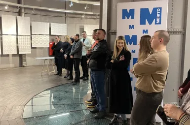 Wystawa prac studentów kierunku design w biznesie | 06.02–03.03.2026 [GALERIA ZDJĘĆ] | Aktualności | Uniwersytet WSB Merito Bydgoszcz: uczestnicy wernisażu prac studentów kierunku design w biznesie