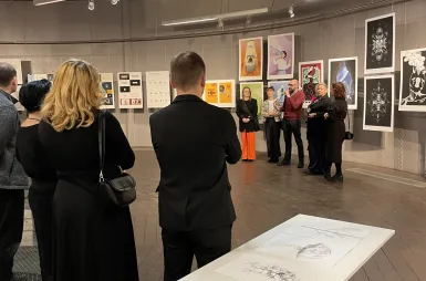 Wystawa prac studentów kierunku design w biznesie | 06.02–03.03.2026 [GALERIA ZDJĘĆ] | Aktualności | Uniwersytet WSB Merito Bydgoszcz: uczestnicy wernisażu prac studentów kierunku design w biznesie