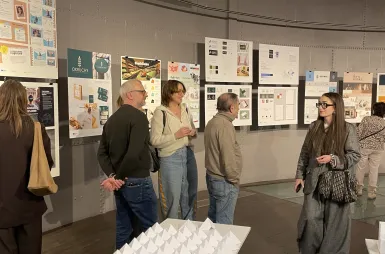 Wystawa prac studentów kierunku design w biznesie | 06.02–03.03.2026 [GALERIA ZDJĘĆ] | Aktualności | Uniwersytet WSB Merito Bydgoszcz: uczestnicy wernisażu prac studentów kierunku design w biznesie
