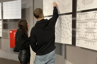 Wystawa prac studentów kierunku design w biznesie | 06.02–03.03.2026 [GALERIA ZDJĘĆ] | Aktualności | Uniwersytet WSB Merito Bydgoszcz: uczestnicy wernisażu prac studentów kierunku design w biznesie