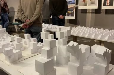 Wystawa prac studentów kierunku design w biznesie | 06.02–03.03.2026 [GALERIA ZDJĘĆ] | Aktualności | Uniwersytet WSB Merito Bydgoszcz: uczestnicy wernisażu prac studentów kierunku design w biznesie
