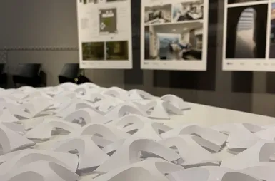 Wystawa prac studentów kierunku design w biznesie | 06.02–03.03.2026 [GALERIA ZDJĘĆ] | Aktualności | Uniwersytet WSB Merito Bydgoszcz: uczestnicy wernisażu prac studentów kierunku design w biznesie