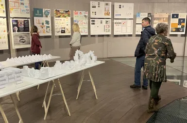 Wystawa prac studentów kierunku design w biznesie | 06.02–03.03.2026 [GALERIA ZDJĘĆ] | Aktualności | Uniwersytet WSB Merito Bydgoszcz: uczestnicy wernisażu prac studentów kierunku design w biznesie