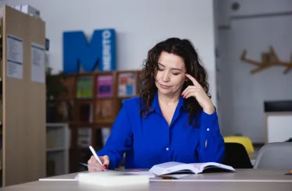 Aktualności | Uniwersytet WSB Merito Bydgoszcz: studentka w bibliotece
