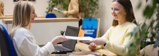 Certyfikaty językowe | Uniwersytet WSB Merito Bydgoszcz: Studentka w biurze rekrutacji