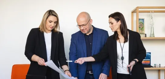 Studia MBA w Bydgoszczy | Uniwersytet WSB Merito Bydgoszcz: 3 uczestników MBA przegląda dokumenty