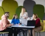 Uroczyste wręczenie dyplomów – 19 października 2025 - [Galeria zdjęć] | Aktualności | Uniwersytet WSB Merito Bydgoszcz: Grupa studentów pracująca nad projektem