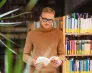 Inauguracja studiów MBA 2025/2026 [GALERIA ZDJĘĆ] | Aktualności | Uniwersytet WSB Merito Bydgoszcz: Mężczyzna czytający książkę