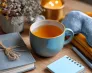 Wystawa prac studentów kierunku design w biznesie | 06.02–03.03.2026 [GALERIA ZDJĘĆ] | Aktualności | Uniwersytet WSB Merito Bydgoszcz: notes, kubek z herbatą, opaska