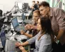 Leader2050 – konferencja naukowa o kluczowych kompetencjach liderów w czasach pełnych wyzwań | Aktualności | Uniwersytet WSB Merito Bydgoszcz: dwójka studentów i wykładowca przed komputerem