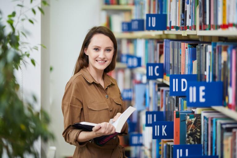 Biblioteka | Uniwersytet WSB Merito Bydgoszcz: Szkoły partnerskie_Bydgoszcz_dziewczyna w bibliotece